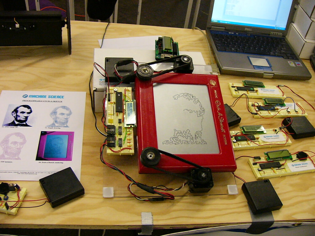 Creating images with two motors and a classic drawing board